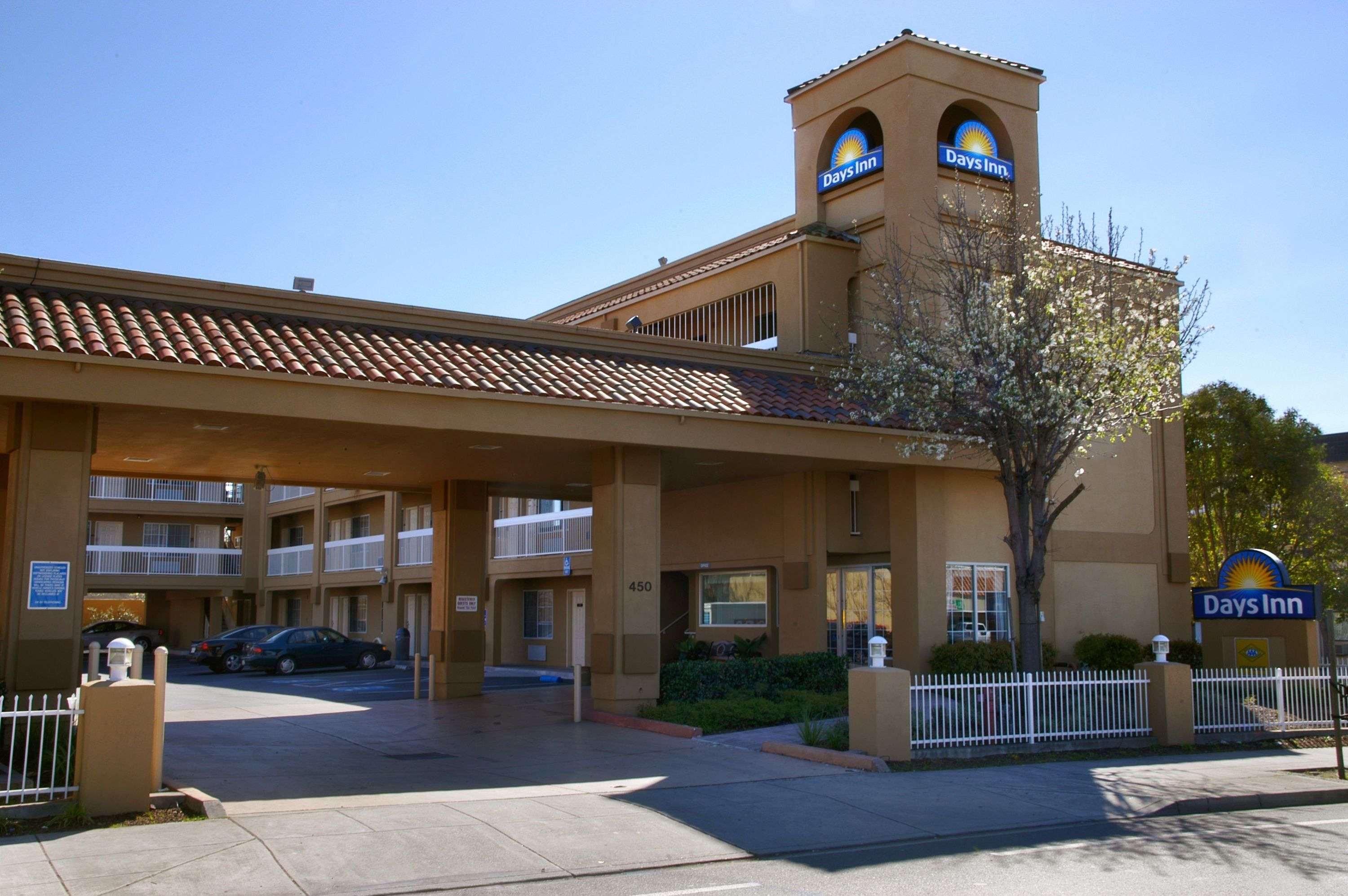 Days Inn By Wyndham Hayward Airport Buitenkant foto