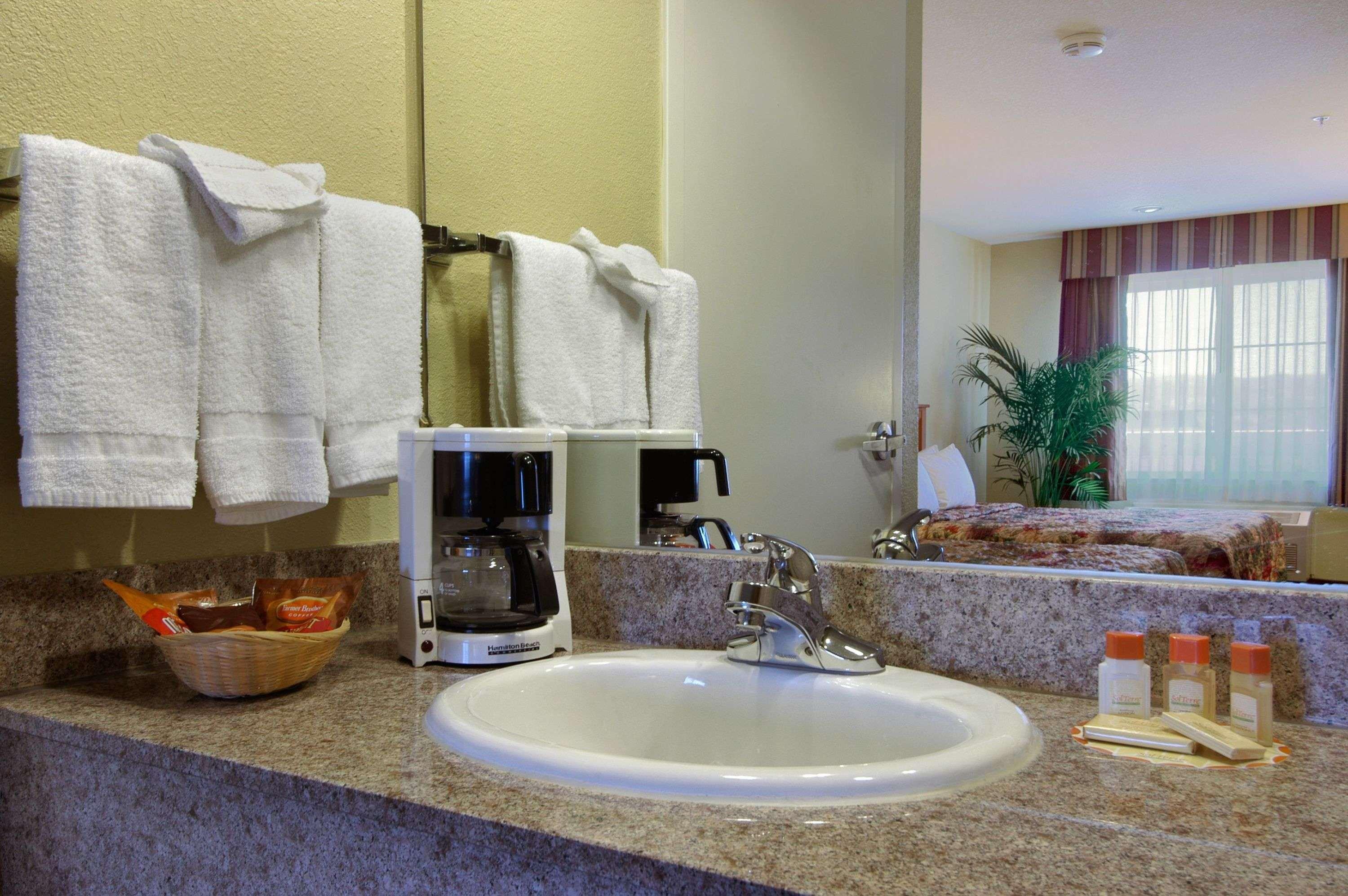 Days Inn By Wyndham Hayward Airport Buitenkant foto